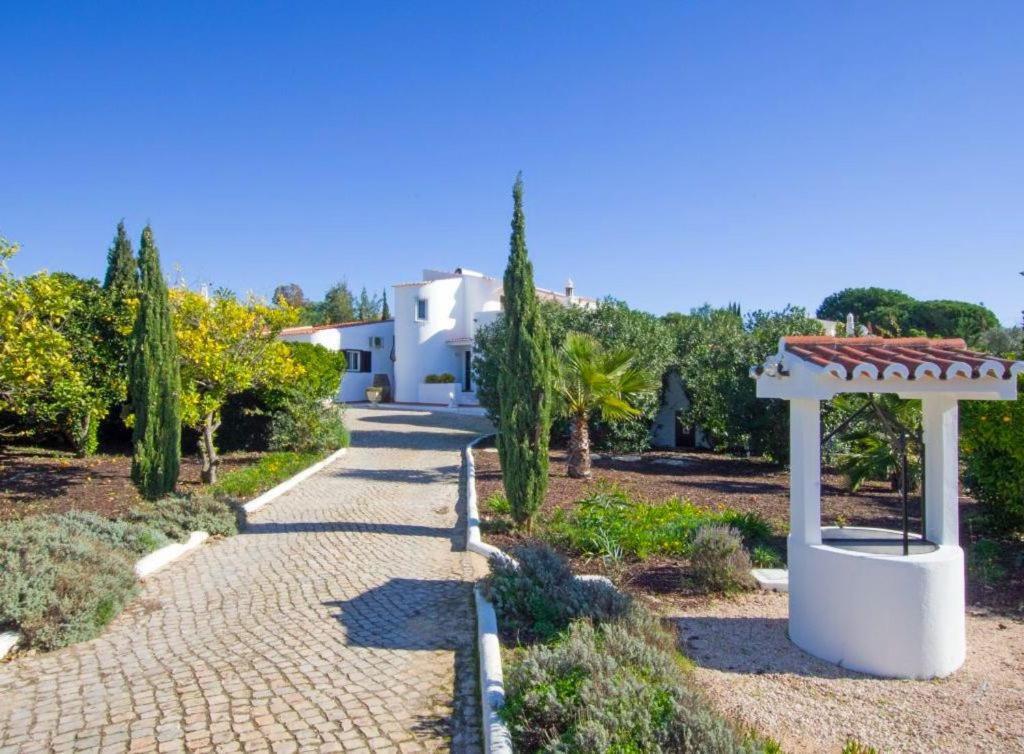 Villa Carvoeiro Tennis - Villa With Tennis Court And Private Heated Swimming Pool In Carvoeiro Esterno foto